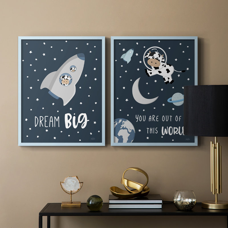 «Cow in Space I», reproduction encadrée de qualité supérieure - prête à être accrochée - aucun clou requis - aucun clou requis