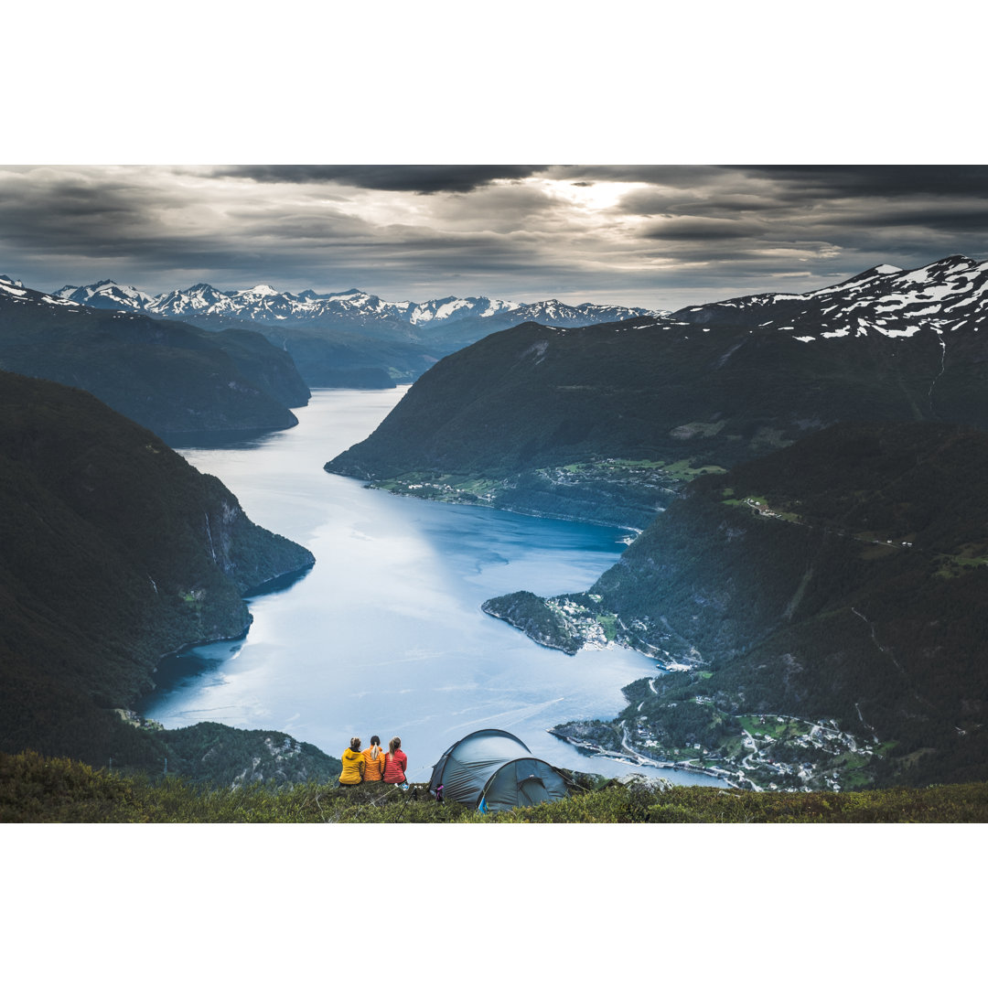 Drei Mädchen in der Natur in Norwegen. von Glenn Pettersen - Ohne Rahmen auf Leinwand drucken