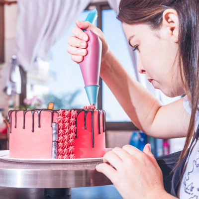 Ensemble d'outils de décoration de gâteaux de 124 pièces, comprenant 100 sacs de passepoil antidéflagrants de 11,8 pouces, embouts de passepoil, sacs de passepoil réutilisables, convertisseur de racloir et attaches de câble.