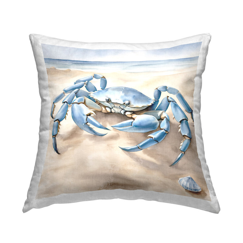 Coussin bleu sur la plage, imprimé décoratif par Kim Allen
