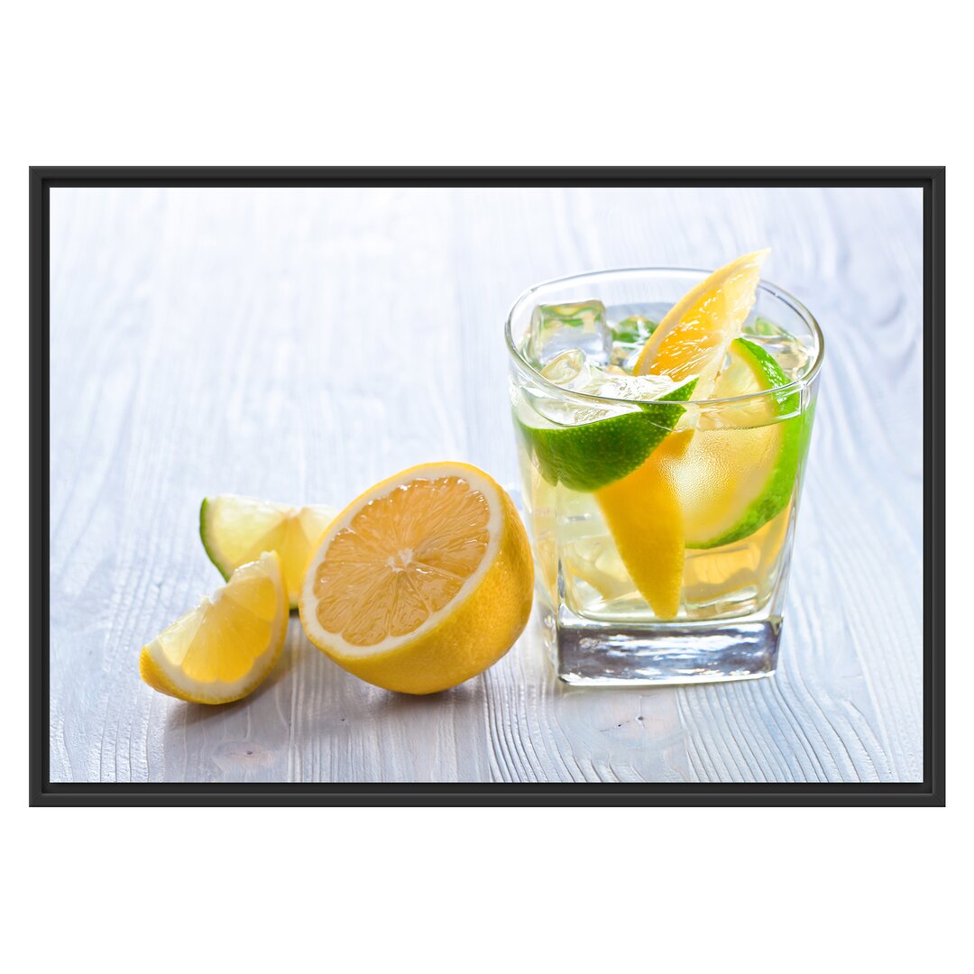 Gerahmtes Wandbild Gin Tonic Shot mit Zitronen