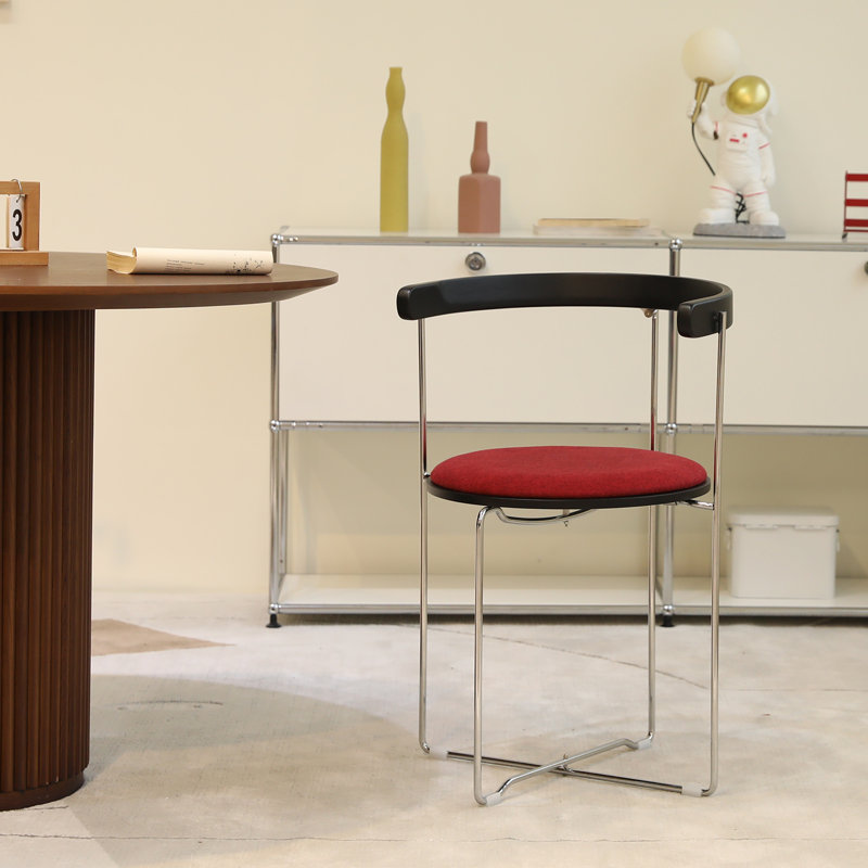 Chaise pliante moderne avec structure chromée et dossier en bois, siège rembourré, Rouge