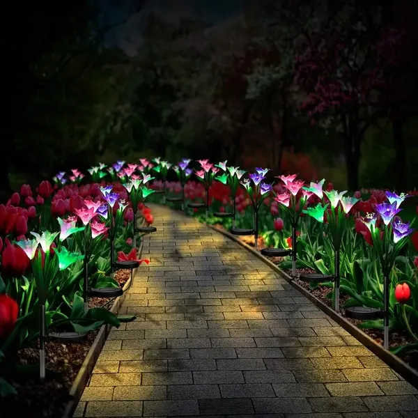 Paquet de 4 lumières solaires avec 16 fleurs de lis artificielles plus grandes, lumières changeantes multicolores, lumières solaires décoratives de jardin pour la cour de patio (rose + mauve + blanc + bleu)