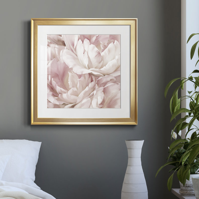 Intime rosé IV - Cadre photo, reproduction d'art sur papier, Papier encadré doré, H 17,5 po x l 17,5 po x P 1,5 po