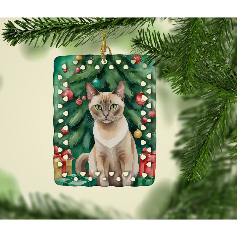 Ornement en forme de chat tonkinois près de l'arbre de Noël, Tonkinois