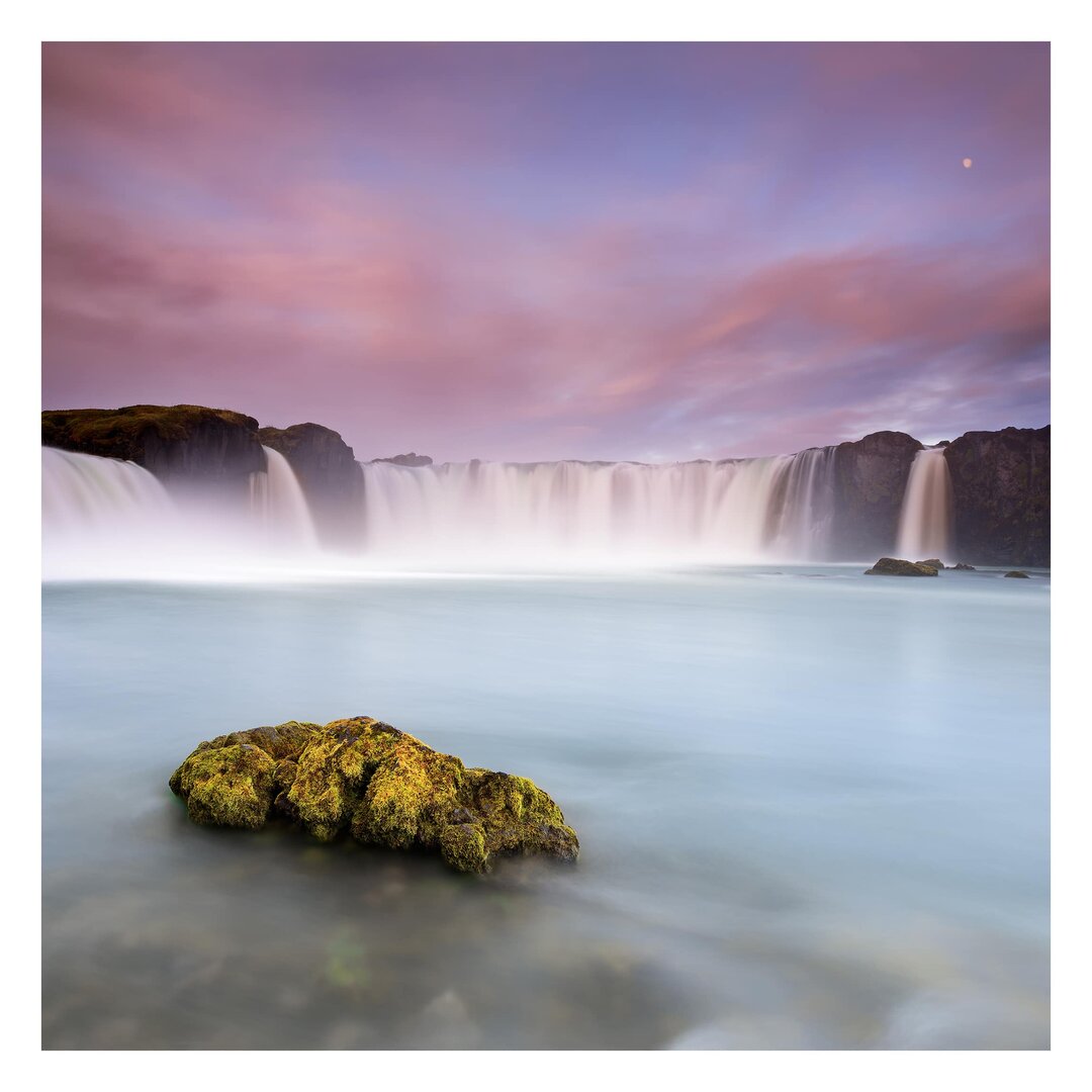 Strukturierte Fototapete Goðafoss and the Moon 1,92 m x 192 cm