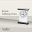 Horloge de table moderne et contemporaine Bryant, cadre en verre et métal, aiguilles lumineuses, mouvement à quartz silencieux