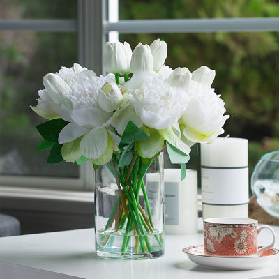 Arrangements floraux mixtes dans un vase