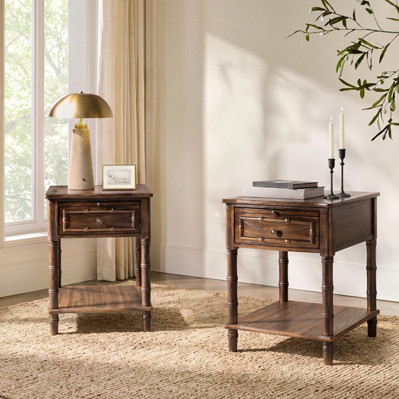 Ensemble de 2 tables d'appoint Abigail de style transitionnel, en bois massif, avec station de recharge intégrée, Noyer