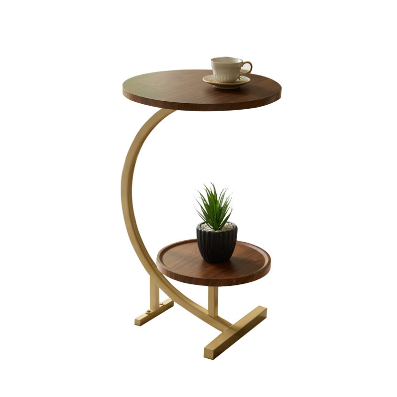 Table d'appoint en forme de C avec rangement à 2 niveaux, plateau rond en bois et structure en métal doré, table de bout moderne pour le salon, la chambre à coucher ou le chevet - noyer