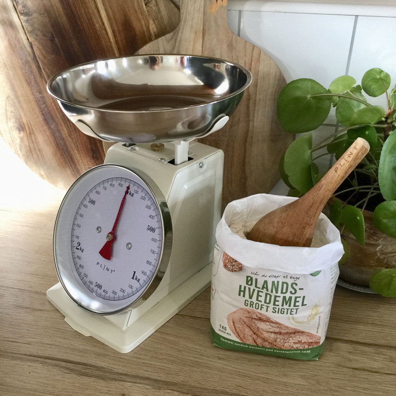 Plint Scale, Cream