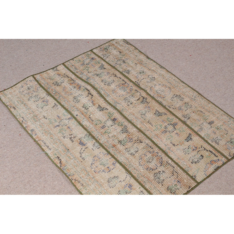 Petit tapis turc vintage en laine beige à motif patchwork conçu pour un décor éclectique