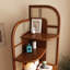 Vitrine d'angle simple et classique en rotin