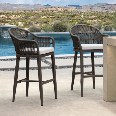 Ensemble de 2 tabourets de bar d'extérieur en rotin d'extérieur avec dossier à accoudoirs enveloppants pour l'extérieur