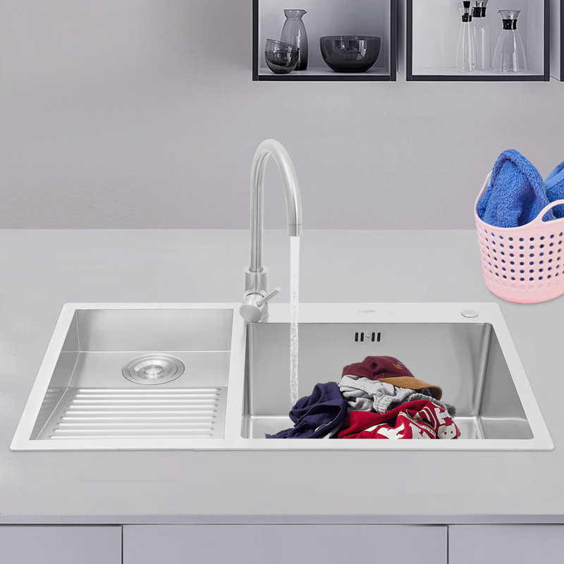 Évier double bac à linge avec planche à laver et robinet, en acier inoxydable, pour un nettoyage facile.