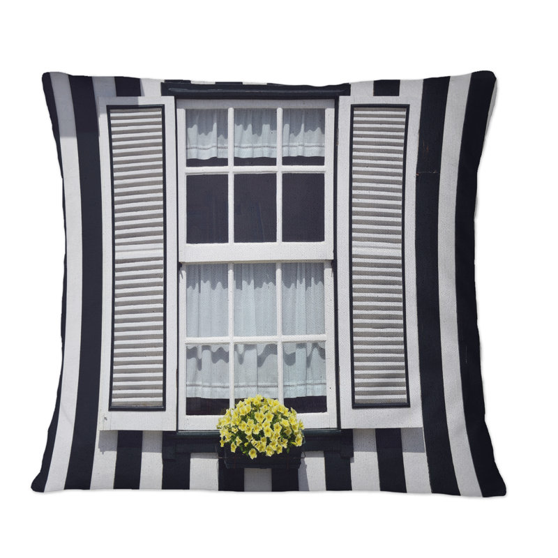 Fenêtre avec fleur jaune sur une maison rayée - coussin décoratif moderne, 18 po x 18 po