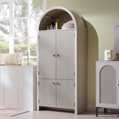 Garde-manger de cuisine de 71 pouces de haut avec arceau, armoires de rangement modernes en bois avec portes coulissantes, équipées d'étagères cintrées ouvertes.