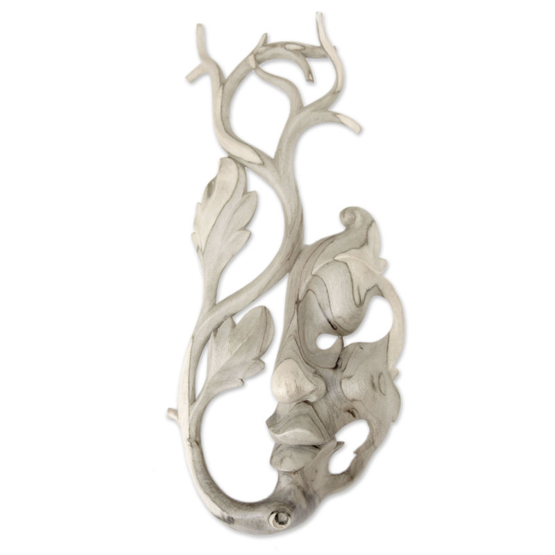 Masque en bois d'hibiscus femme silencieuse