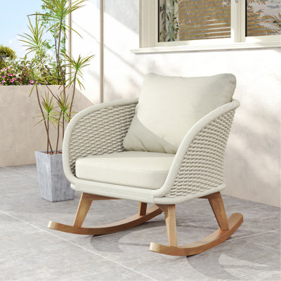 Chaise berçante contemporaine minimaliste en osier beige avec coussins en polyester doux et structure en bois durable, pour les espaces intérieurs et extérieurs comme le patio, le balcon ou le salon