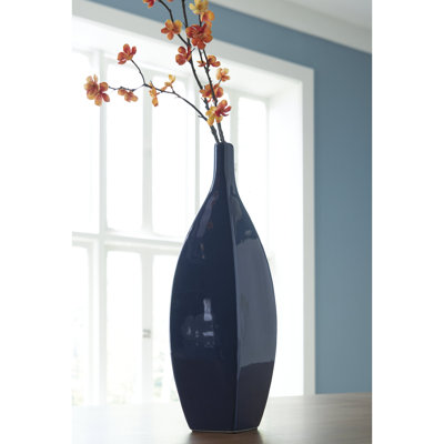 Nakaylee Vase
