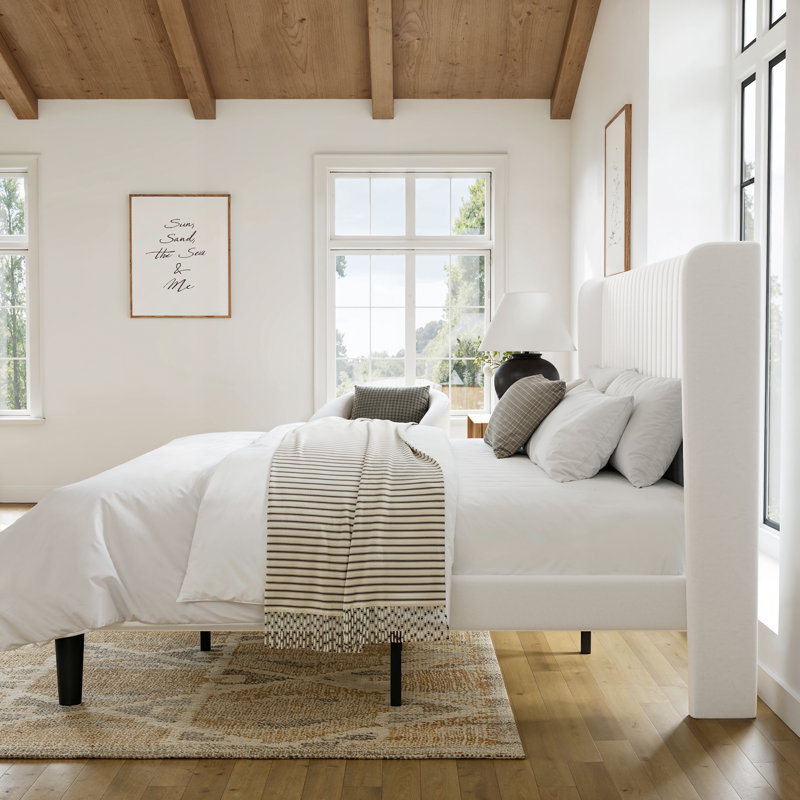 Très grand lit plateforme tapissier en velours avec tête de lit à oreilles et lattes de bois, Blanc, Très grand lit