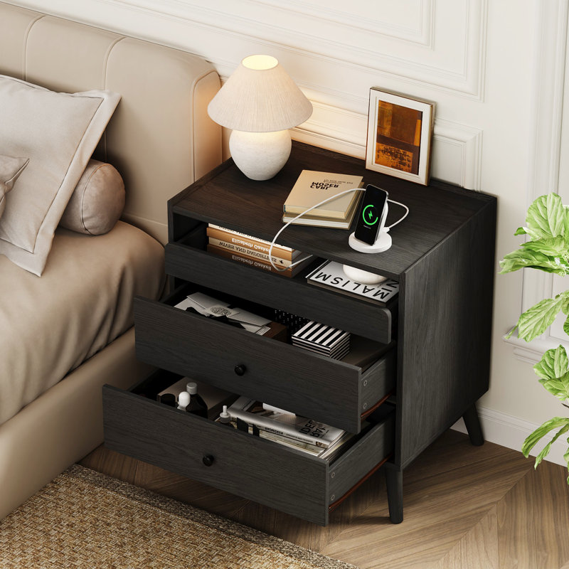 Table de chevet Adkins 24" L à 3 tiroirs avec station de recharge, tablette de rangement ouverte et pieds en bois massif