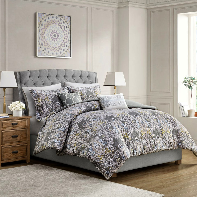 Housse de couette grise en coton king avec accessoires de chambre doux et literie 5 pièces pour le lit. Garniture design.