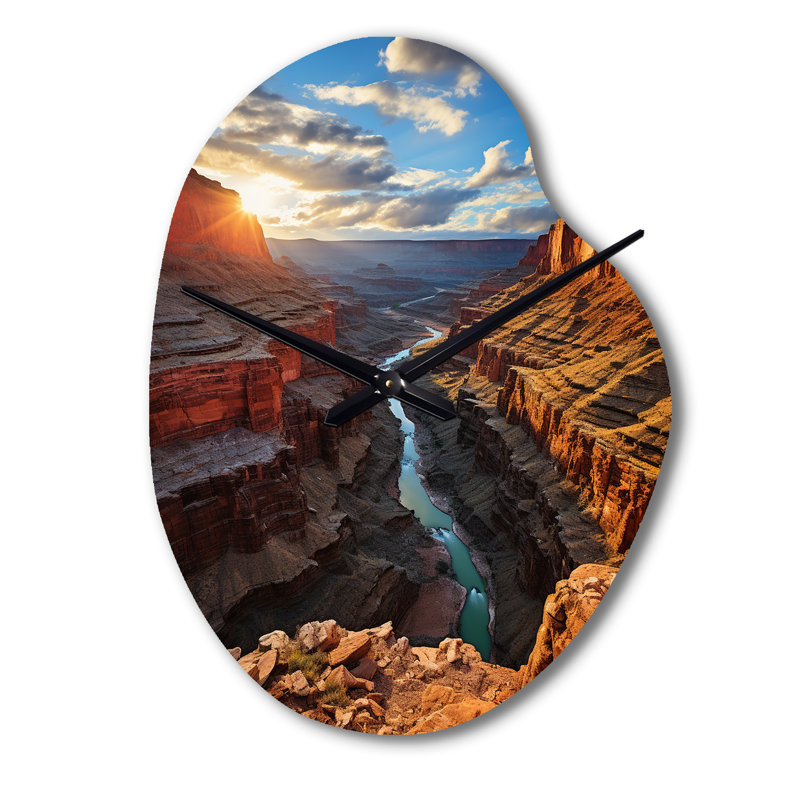 Canyon dévoilant majestueusement I - horloge murale en forme de canyon en métal beige, Grand