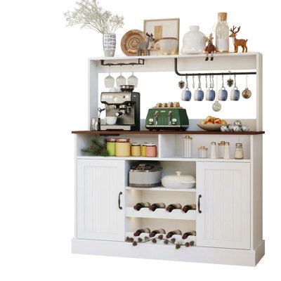 Buffet 47 pouces avec prises de courant Armoire-bar de style ferme avec rangement, grande table de rangement avec porte-bouteilles, porte-gobelet, crochets pour la cuisine, la salle à manger, le vestibule, blanc