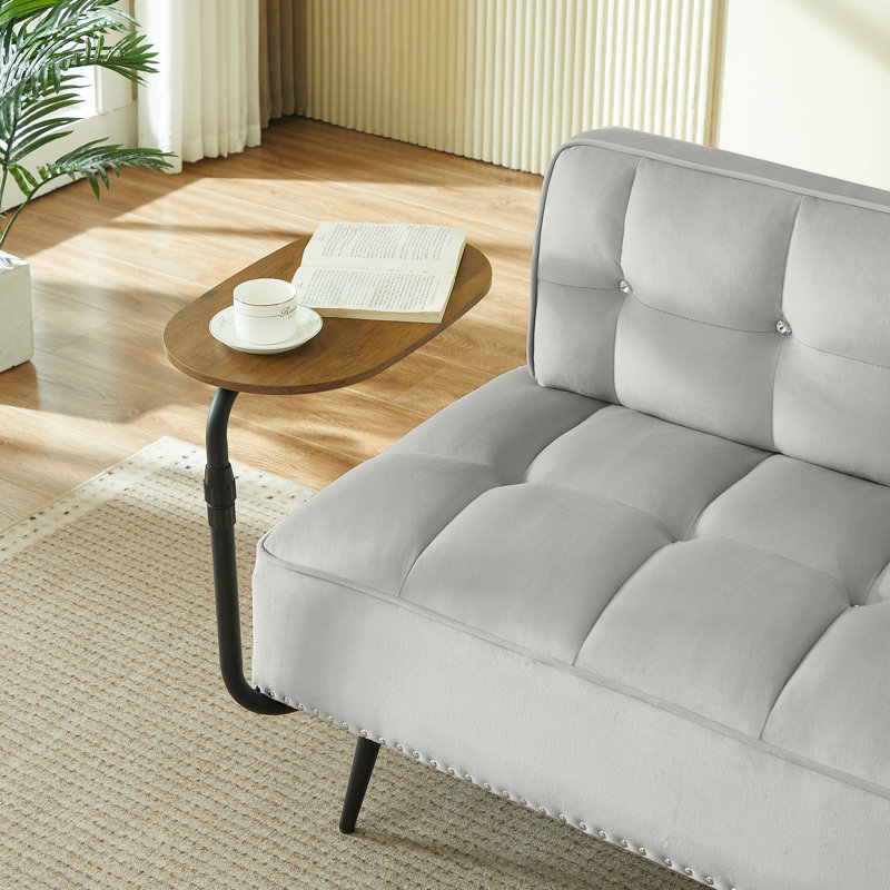 Canapé moderne deux places en velours gris de 137 cm (54 pouces) avec table d'appoint pivotante à 360° et garniture cloutée cuivrée.