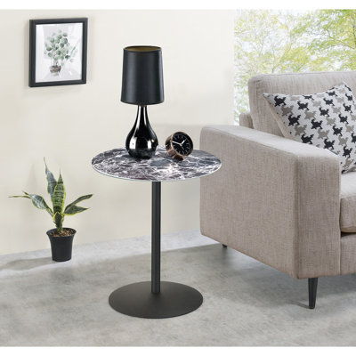 Table d'appoint de 44,5 cm de large avec plateau en verre texturé effet marbre noir et motif imprimé en 3D, piètement en acier, compacte et idéale pour les espaces modernes.