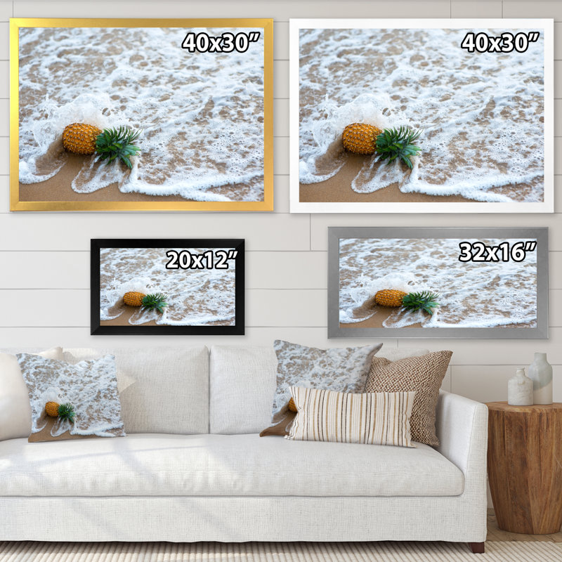 Pineapple Fallen By Ocean Wave - photographie sur toile, H 25,5 po x l 33,5 po x P 1 po, Cadre blanc