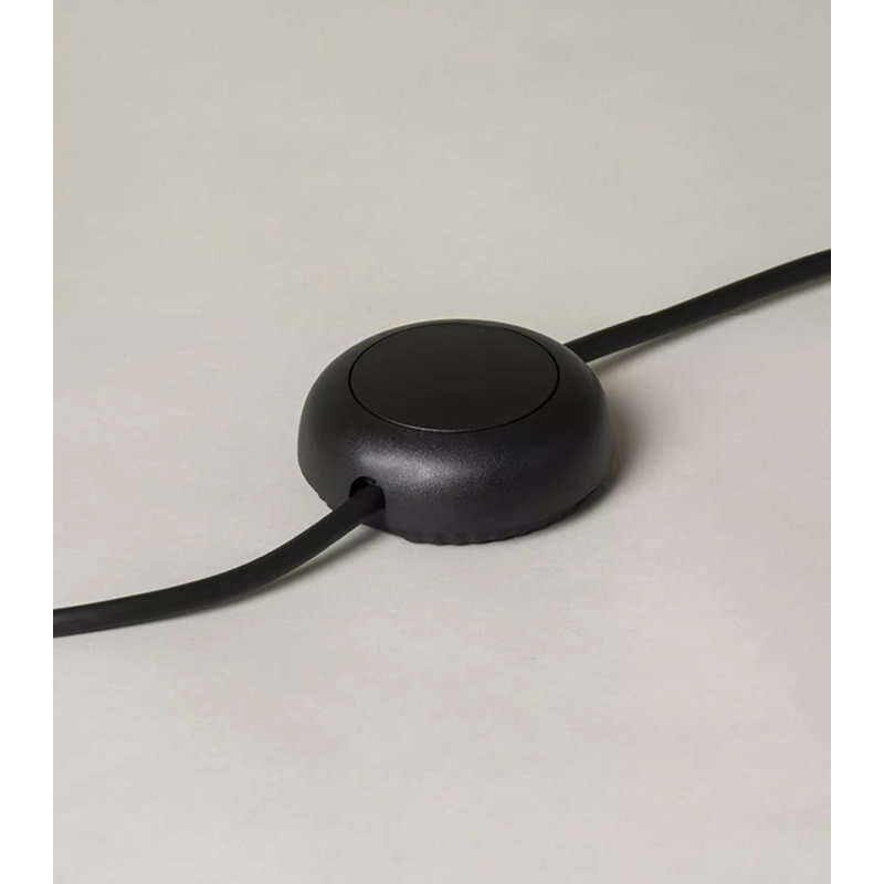 Luminaire de plancher à abat-jour cylindrique nervuré