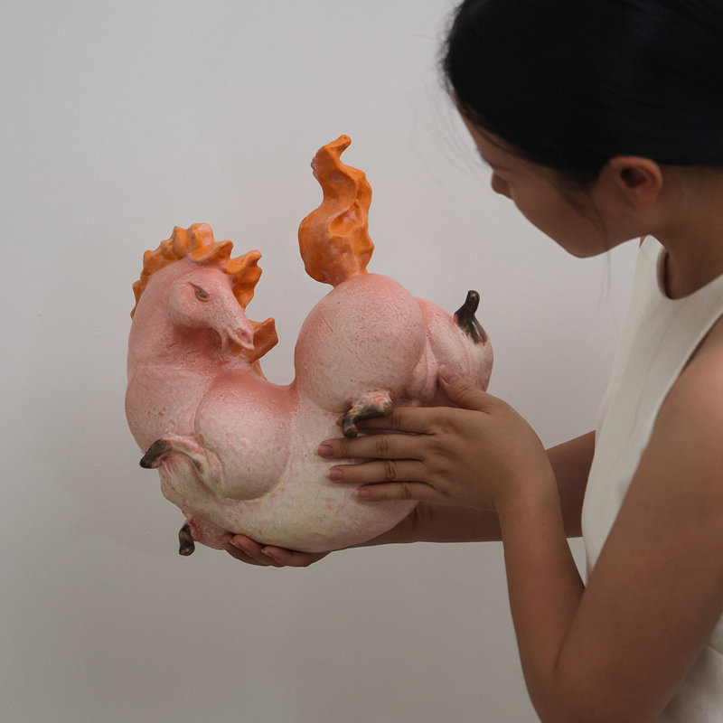 Objet décoratif en céramique en forme de cheval rose