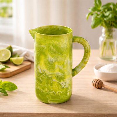 Pichet vert en résine