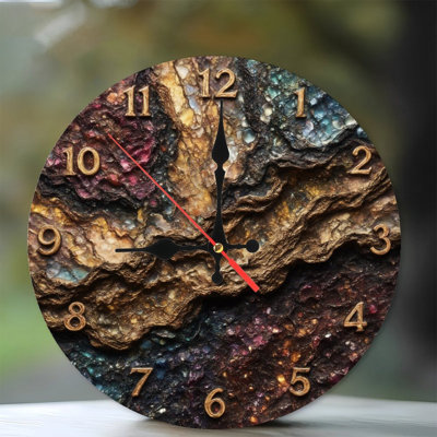 Chiffres sur horloge minérale texturée