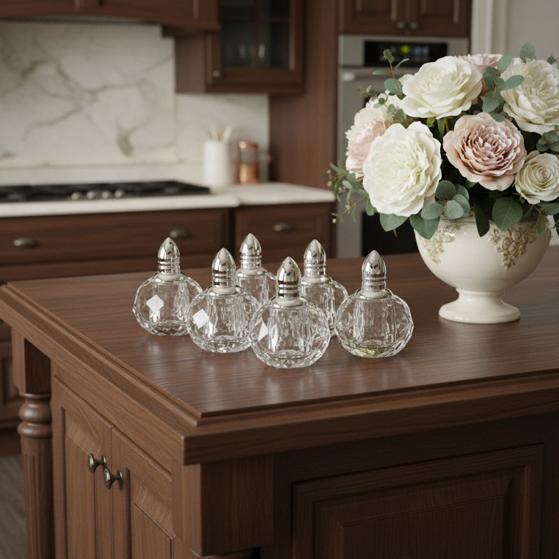 Ensemble de six salières et poivrières en cristal taillé rond et transparent