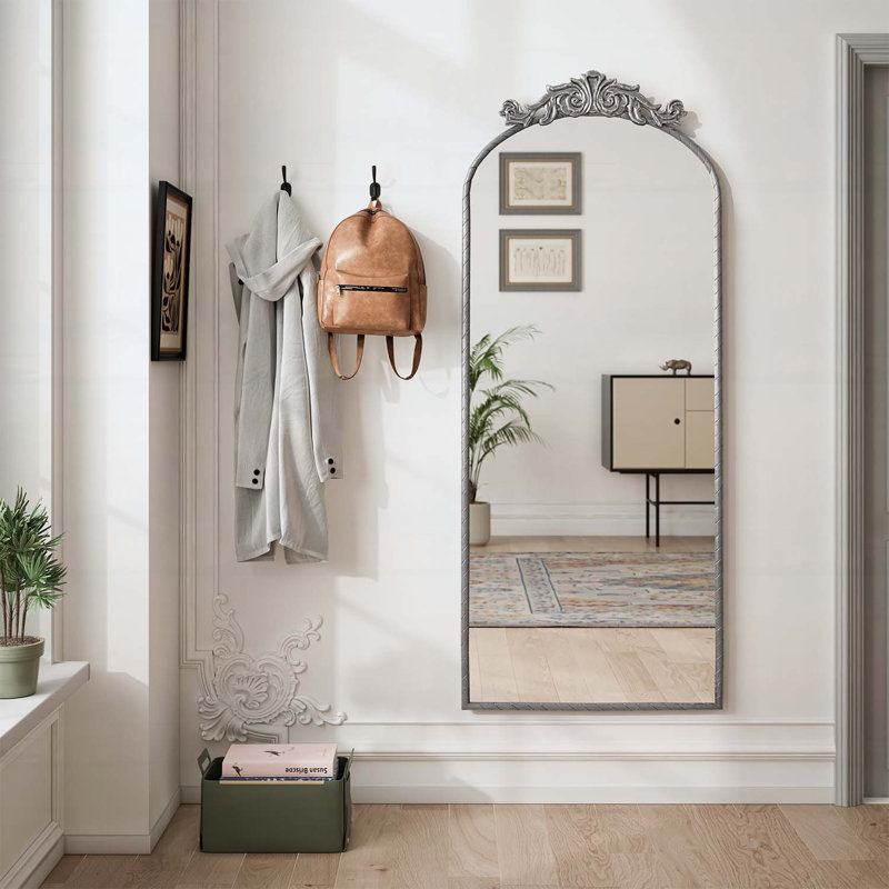 Miroir arqué 58 x 24 pouces avec applique sculptée rétro, Argent antique