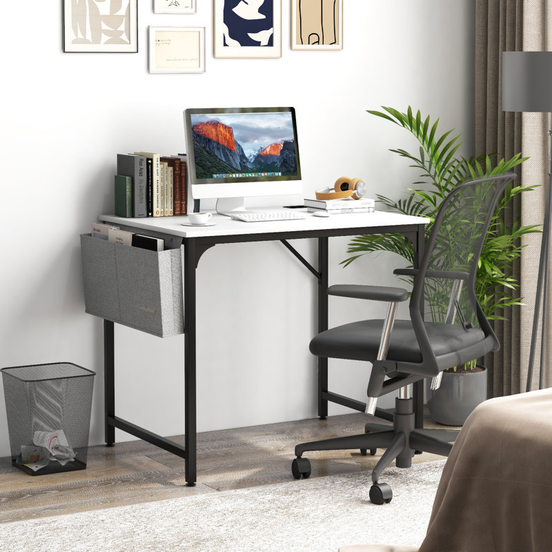 Bureau personnel, bureau d'ordinateur avec multiprise encastrée et large bureau, table d'écriture pour poste de travail