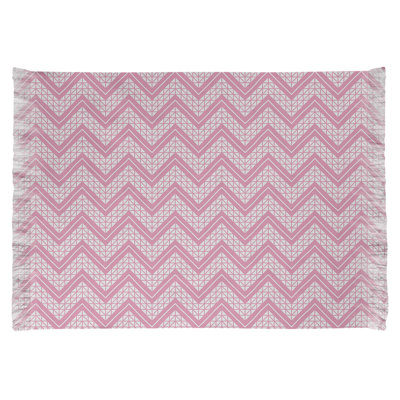 Tapis rose classique à motif de chevrons dessinés à la main
