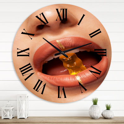 Gros plan sur une femme léchant les lèvres en train de mordre - Horloge murale moderne