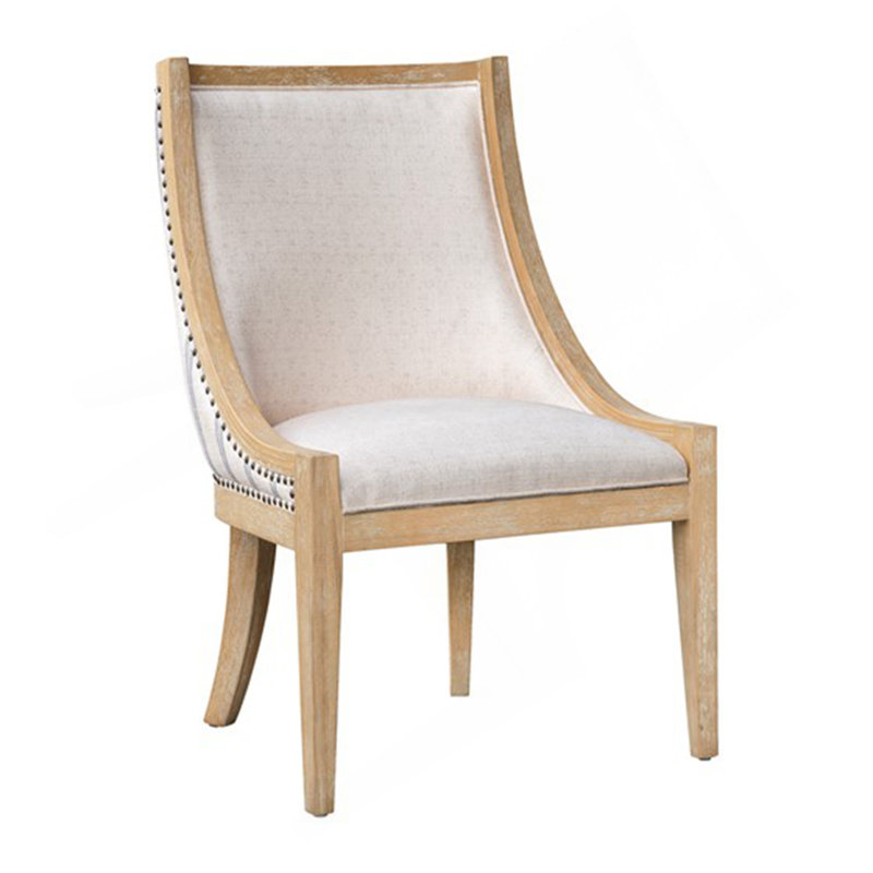 Chaise rembourrée avec garniture cloutée