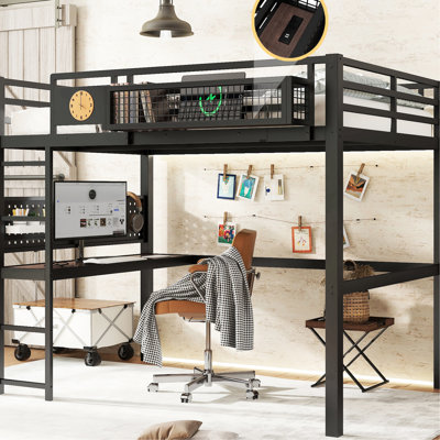 Lit mezzanine double pleine grandeur avec charge de chevet, horloge et rangement pour une chambre à coucher compacte