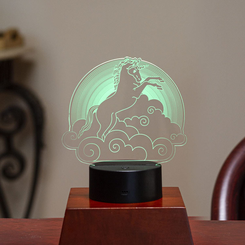 Licorne Amaiia chevauchant des nuages de nuit