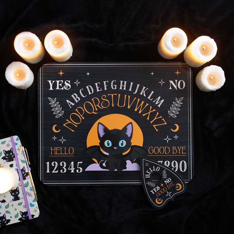 Mignon et effrayant chauve-souris noire à ailes de chat avec planchette Ouija