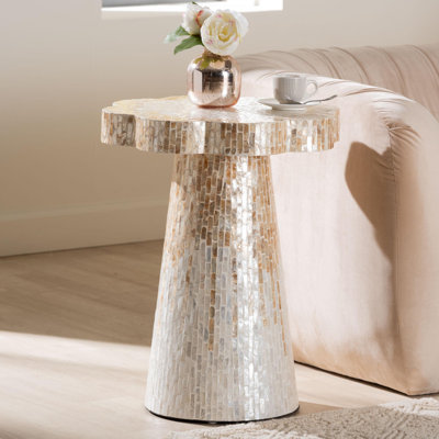Table de bout à piédestal en forme de coquille Bali - pari Beile Capiz