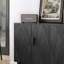 Ce buffet noir moderne est doté de portes en bois massif à géométrie irrégulière et de trois tablettes réglables, ce qui le rend adapté à divers espaces, y compris les salons, les salles à manger et les cuisines.