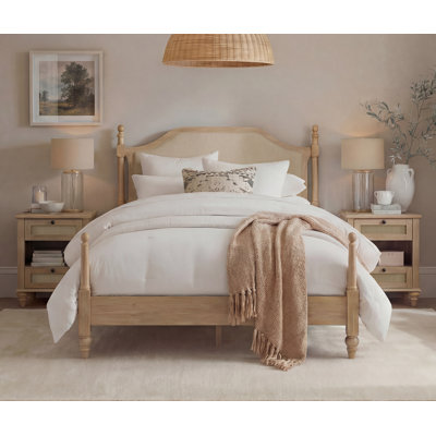 Ensemble de chambre à coucher 3 pièces Scarlett, cadre de lit plateforme en bois grand format et ensemble de 2 tables de chevet en rotin avec station de charge, chêne