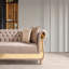 Canapé modulaire or capitonné avec revêtement en bois taupe