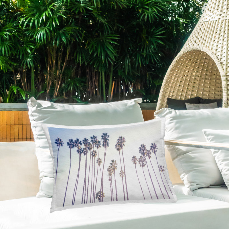 Coussin décoratif d'extérieur imprimé de palmiers tropicaux par Elena Chukhlebova